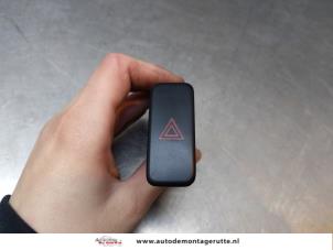 O170334 Gebruikte schakelaar paniekverlichting Mazda Demio