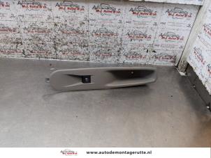 O170478 Gebruikte schakelaar elektrisch raam Renault ZOE