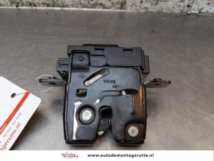 O170525 Gebruikte slotmechaniek achterklep Nissan Micra