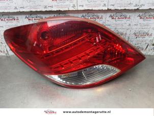 O170563 Gebruikte achterlicht links Peugeot 207