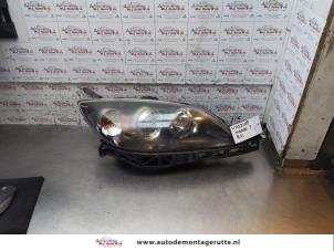 O170788 Gebruikte rechter koplamp Mazda 3.