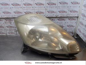 O171090 Gebruikte rechter koplamp Daihatsu Sirion