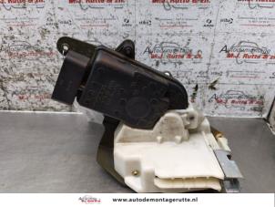 O171203 Gebruikte portierslot mechaniek 4deurs links-voor Suzuki Wagon R+