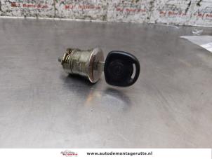 O171437 Gebruikte portierslot cilinder links Opel Agila