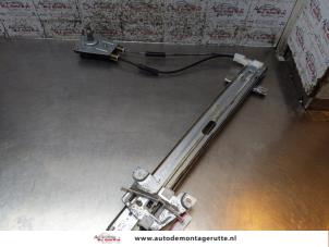 O171559 Gebruikte ruitmechaniek 4deurs links-voor Mazda Demio