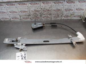 O171560 Gebruikte ruitmechaniek 4deurs rechts-voor Mazda Demio