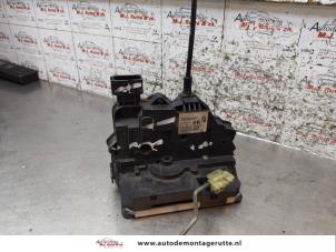 O171639 Gebruikte slotmechaniek portier 4deurs rechts-voor Opel Corsa
