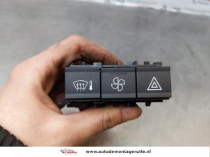 Gebruikte Alarmlicht Schakelaar Opel Rocks-e Electric Prijs op aanvraag aangeboden door Autodemontage M.J. Rutte B.V.