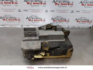 O171973 Gebruikte slotmechaniek portier 2deurs rechts Peugeot 206