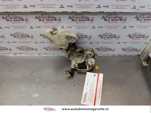 O172057 Gebruikte slotmechaniek portier 2deurs links Nissan Micra