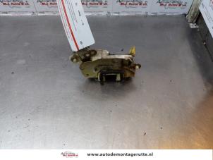 O172058 Gebruikte slotmechaniek portier 2deurs rechts Nissan Micra