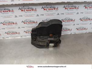 O172109 Gebruikte portierslot mechaniek 4deurs rechts-voor BMW 3-Serie