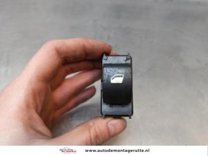 O172211 Gebruikte schakelaar elektrisch raam Citroen C4