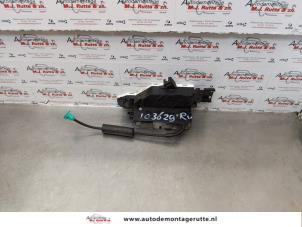 O172253 Gebruikte portierslot mechaniek 2deurs rechts Peugeot 207