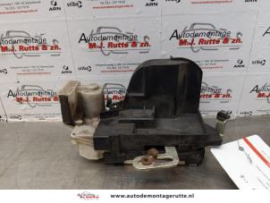 O172419 Gebruikte slotmechaniek portier 4deurs links-voor Fiat Punto