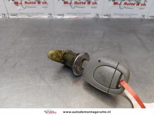 O172435 Gebruikte deurslot cilinder links Renault Twingo