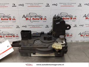 O172465 Gebruikte slotmechaniek portier 4deurs rechts-voor Opel Astra