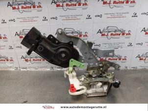 O172522 Gebruikte slotmechaniek portier 4deurs links-voor Daihatsu Trevis
