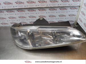 O172757 Gebruikte rechter koplamp Peugeot 406