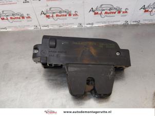 O172787 Gebruikte achterklep slotmechaniek Peugeot 206