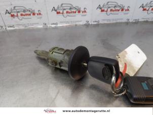 O172956 Gebruikte deurslot cilinder links Ford Transit Connect