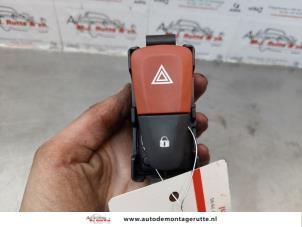 O173060 Gebruikte gevarenlicht schakelaar Renault Megane