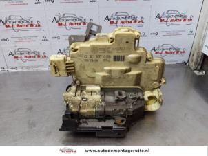 O173076 Gebruikte slotmechaniek portier 4deurs links-voor Volkswagen Passat