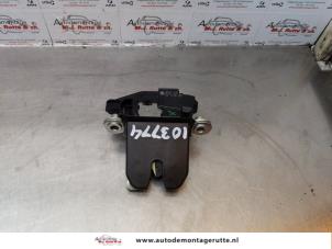 O173312 Gebruikte achterklep slotmechaniek Skoda Fabia