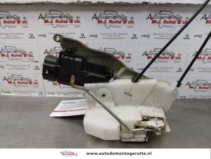 O173460 Gebruikte deurslot mechaniek 4deurs links-voor Nissan Pixo