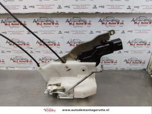 O173468 Gebruikte portierslot mechaniek 4deurs rechts-voor Nissan Pixo