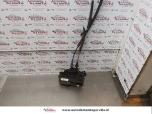 O173497 Gebruikte portierslot mechaniek 4deurs links-voor Hyundai Santafe