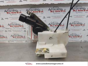 O173620 Gebruikte deurslot mechaniek 4deurs links-achter Nissan Pixo