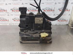 O173678 Gebruikte slotmechaniek portier 2deurs rechts Opel Corsa