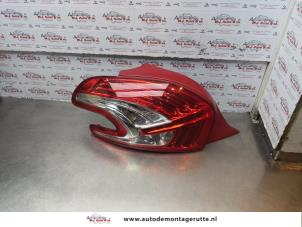 O173713 Gebruikte achterlicht links Peugeot 208