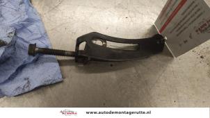 Dynamosteun boven van een Citroën C1 1.0 12V 2007