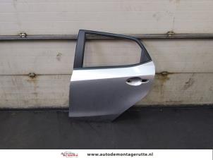 O173877 Gebruikte deur 4deurs links-achter Mazda 2.