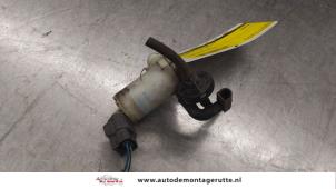 O173973 Gebruikte ruitensproeierpomp voor Mazda 2.