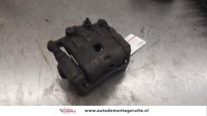 O173988 Gebruikte remklauw (tang) links-voor Mazda 2.