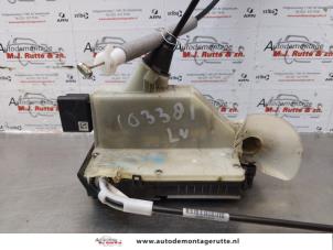 O174039 Gebruikte portierslot mechaniek 4deurs links-voor Peugeot 208