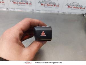 O174045 Gebruikte paniekverlichtings schakelaar Peugeot 208