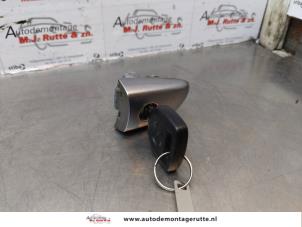 O174083 Gebruikte cilinderslot portier links Mazda 2.