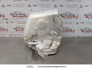 O174093 Gebruikte slotmechaniek portier 4deurs links-achter Mazda 2.