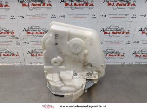 O174092 Gebruikte slotmechaniek portier 4deurs rechts-achter Mazda 2.