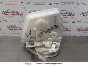 O174111 Gebruikte portierslot mechaniek 4deurs links-voor Mazda 2.