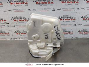 O174112 Gebruikte portierslot mechaniek 4deurs rechts-voor Mazda 2.