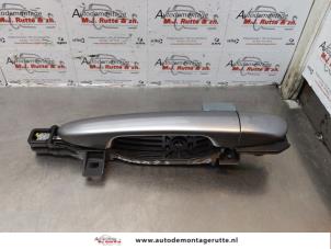 O174113 Gebruikte deurgreep 4deurs links-achter Mazda 2.