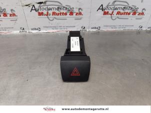 O174121 Gebruikte gevarenlicht schakelaar Mazda 2.