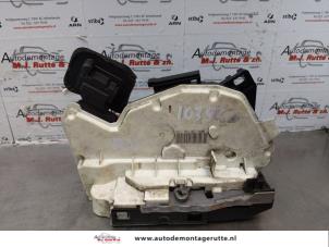 O174150 Gebruikte deurslot mechaniek 4deurs rechts-voor Volkswagen Golf