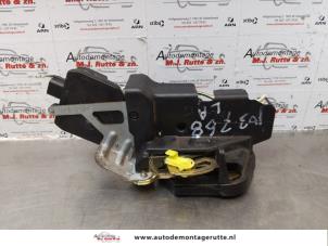 O174192 Gebruikte deurslot mechaniek 4deurs links-achter Hyundai Santafe