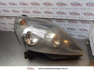 O174267 Gebruikte rechter koplamp Opel Zafira
